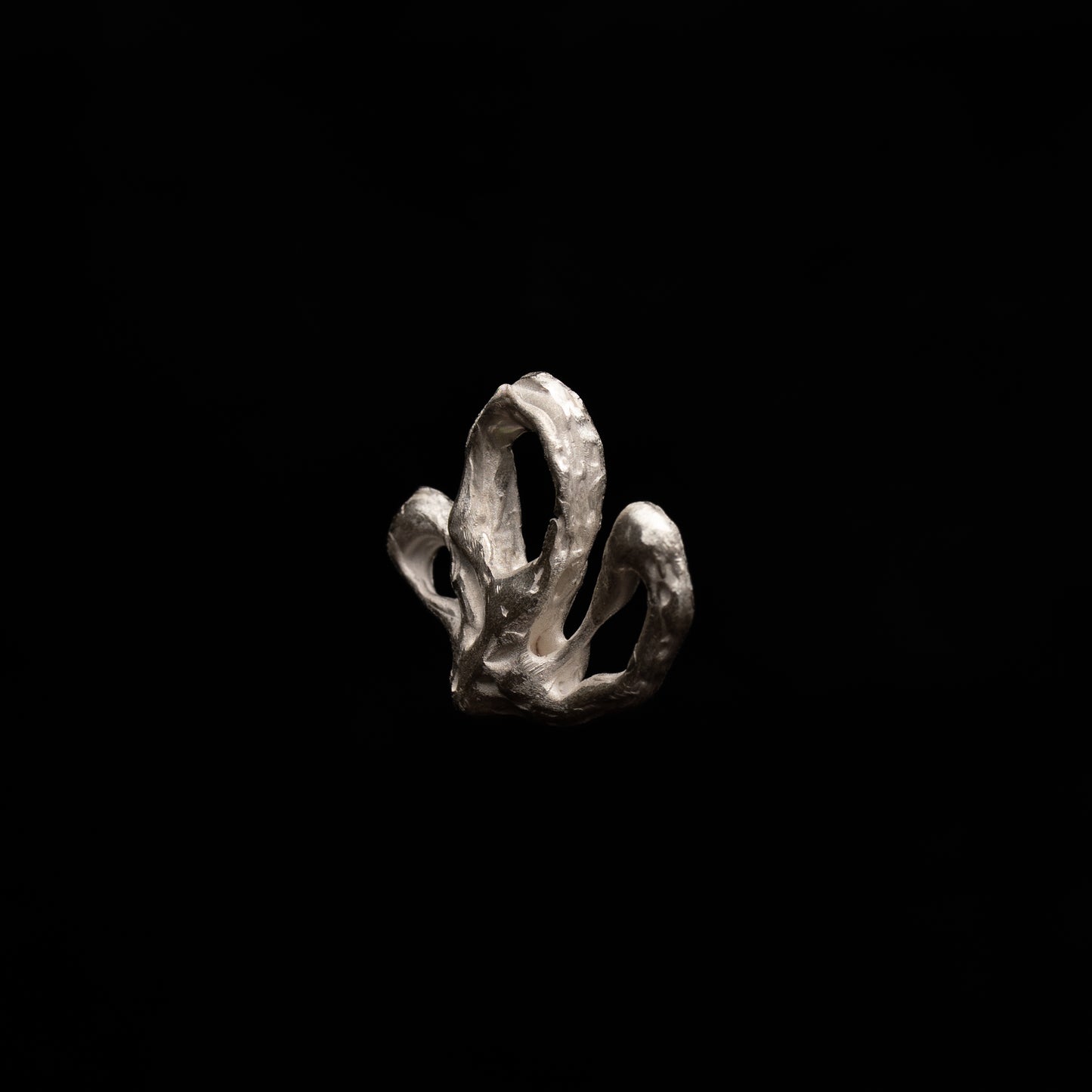 G12 (The Intertwined Form Pendant)