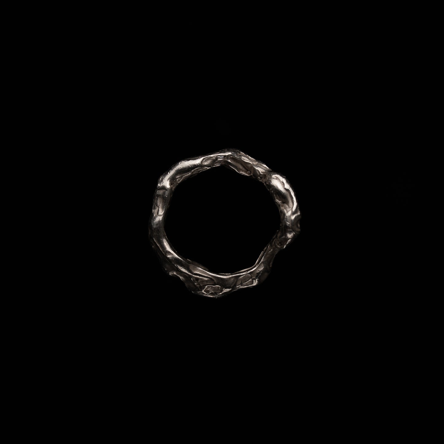 R09 (The Elongated Contour Ring)