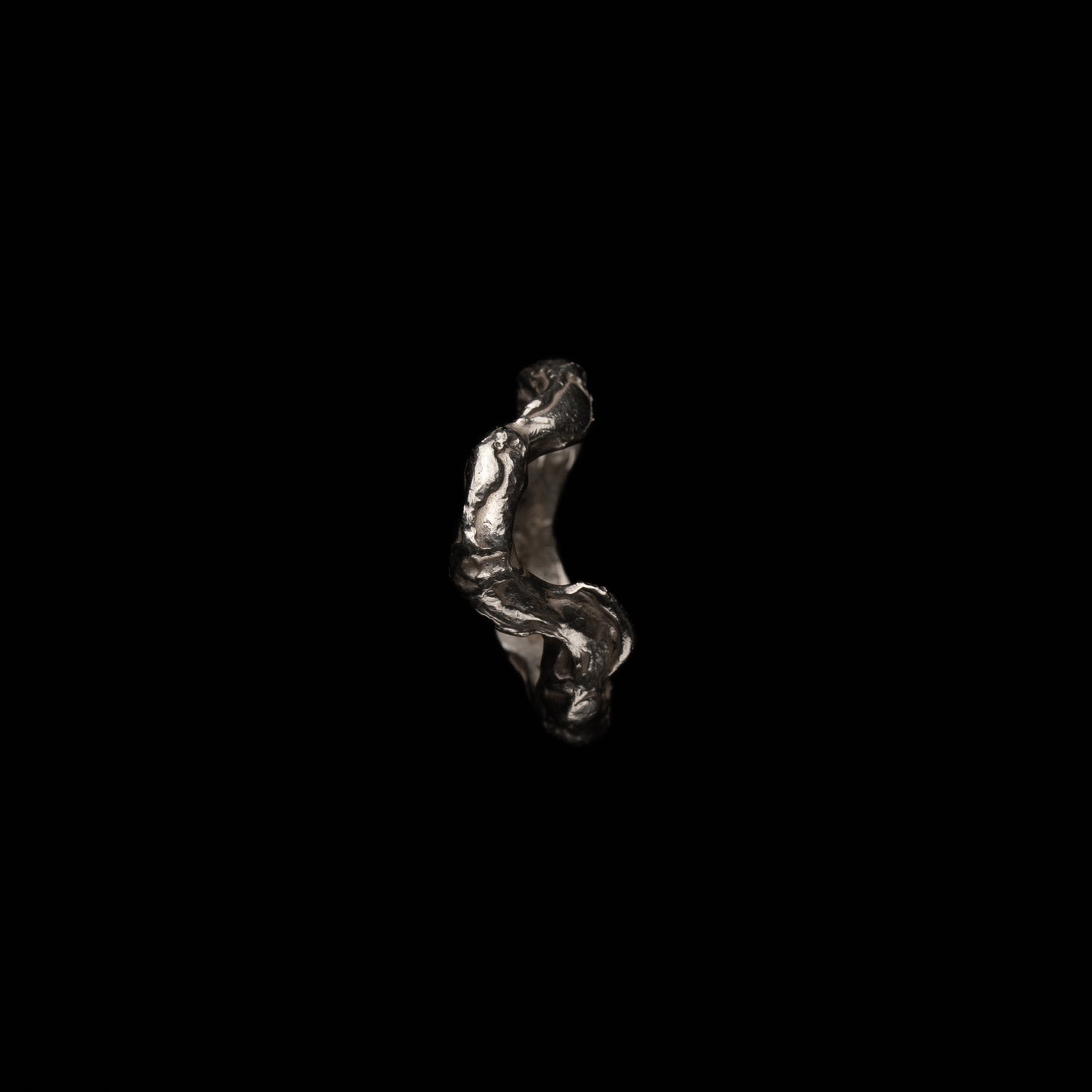 R09 (The Elongated Contour Ring)