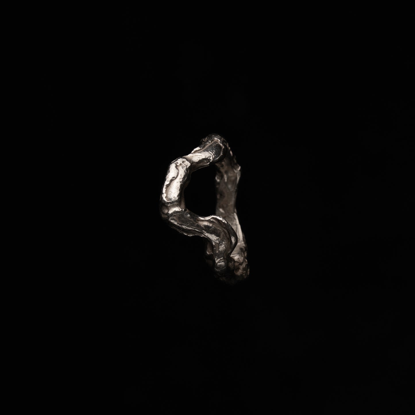 R09 (The Elongated Contour Ring)