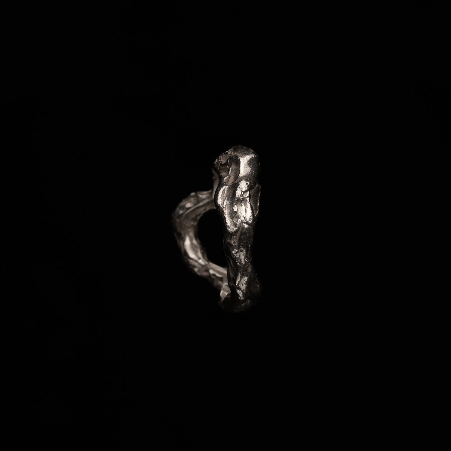 R09 (The Elongated Contour Ring)