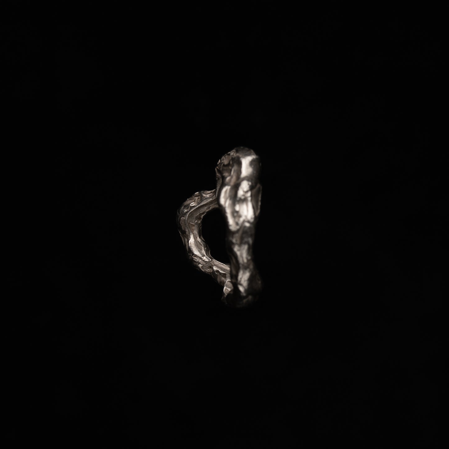 R09 (The Elongated Contour Ring)
